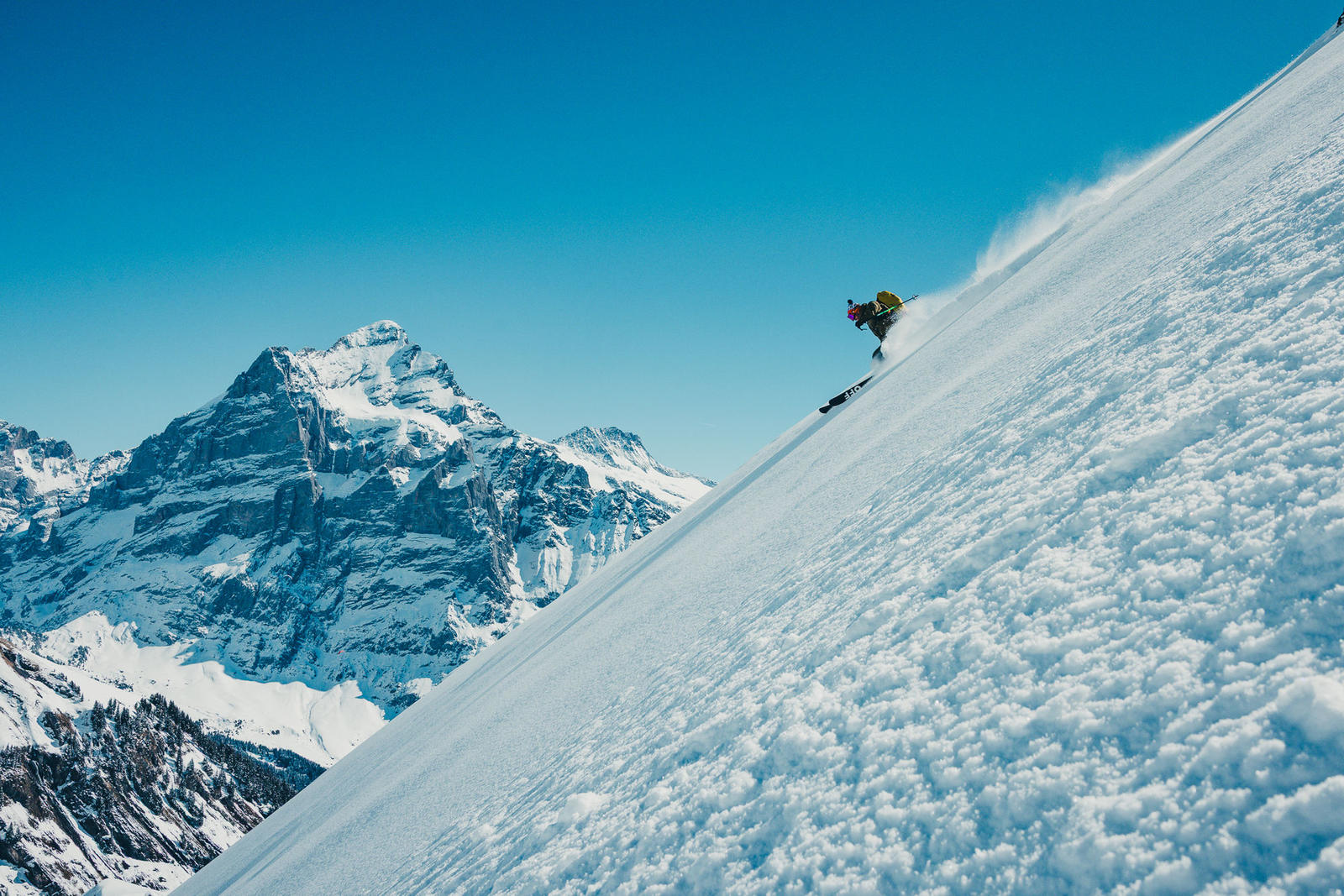 Skifahrer im Tiefschnee