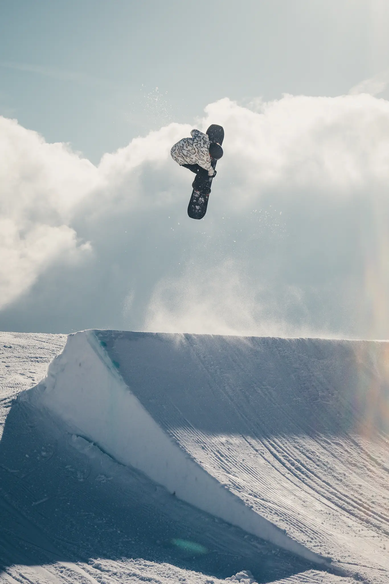 Snowboarder hoch über dem Kicker